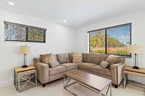 Home 6 Mi to Hollywood Beach: Grill, Swim, Relax