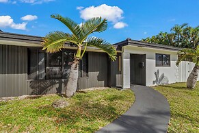 Home 6 Mi to Hollywood Beach: Grill, Swim, Relax