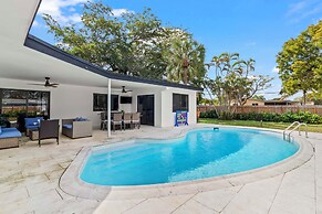 Home 6 Mi to Hollywood Beach: Grill, Swim, Relax