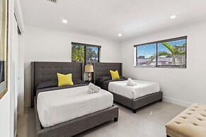 Home 6 Mi to Hollywood Beach: Grill, Swim, Relax