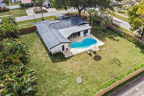 Home 6 Mi to Hollywood Beach: Grill, Swim, Relax