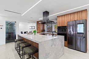 Home 6 Mi to Hollywood Beach: Grill, Swim, Relax