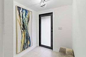 Home 6 Mi to Hollywood Beach: Grill, Swim, Relax