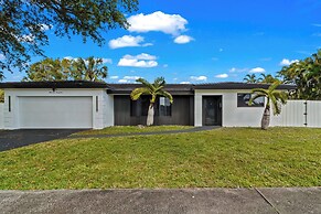 Home 6 Mi to Hollywood Beach: Grill, Swim, Relax