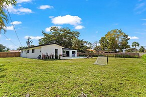 Home 6 Mi to Hollywood Beach: Grill, Swim, Relax