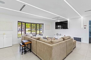 Home 6 Mi to Hollywood Beach: Grill, Swim, Relax