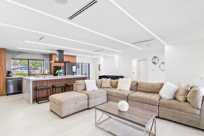 Home 6 Mi to Hollywood Beach: Grill, Swim, Relax