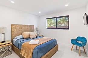 Home 6 Mi to Hollywood Beach: Grill, Swim, Relax