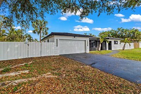 Home 6 Mi to Hollywood Beach: Grill, Swim, Relax