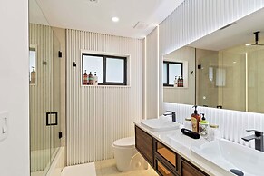 Home 6 Mi to Hollywood Beach: Grill, Swim, Relax