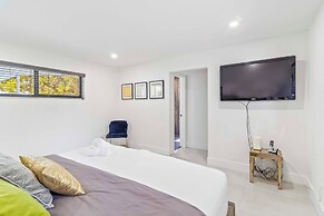 Home 6 Mi to Hollywood Beach: Grill, Swim, Relax