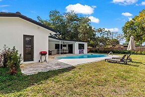 Home 6 Mi to Hollywood Beach: Grill, Swim, Relax