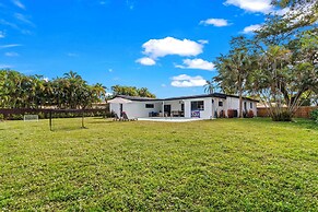 Home 6 Mi to Hollywood Beach: Grill, Swim, Relax