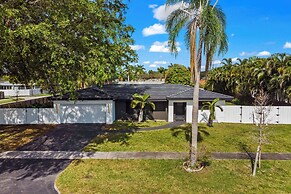 Home 6 Mi to Hollywood Beach: Grill, Swim, Relax