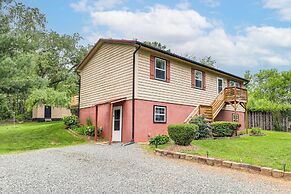 3 Mi to Dtwn Asheville: Duplex w/ Spacious Yard!