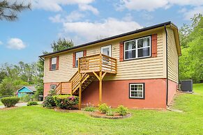 3 Mi to Dtwn Asheville: Duplex w/ Spacious Yard!