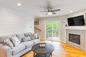 Farm On-site: Mtn-view Cottage in Hendersonville!