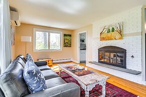 3 Mi to Cape Cod Bay: Marshfield Home w/ Balcony!