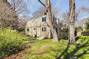 3 Mi to Cape Cod Bay: Marshfield Home w/ Balcony!