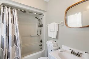 9 Mi to Moody Afb: Newly Updated Condo Near Dining