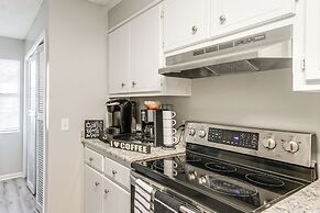 9 Mi to Moody Afb: Newly Updated Condo Near Dining