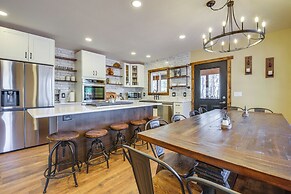 Black Hills Vacation Lodge: Deck & Fire Pit!