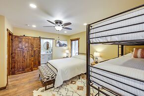 Black Hills Vacation Lodge: Deck & Fire Pit!