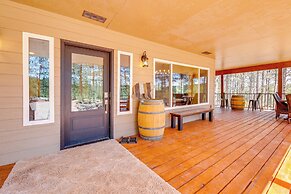 Black Hills Vacation Lodge: Deck & Fire Pit!