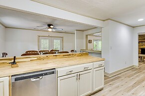 14 Mi to Dtwn: Secluded Stay in Murphy!