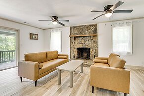 14 Mi to Dtwn: Secluded Stay in Murphy!