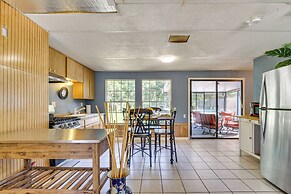 2 Mi to Manatees: Homosassa Home w/ Lanai!