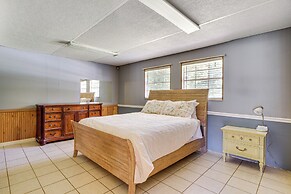 2 Mi to Manatees: Homosassa Home w/ Lanai!