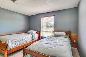 2 Mi to Manatees: Homosassa Home w/ Lanai!