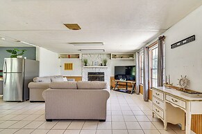 2 Mi to Manatees: Homosassa Home w/ Lanai!