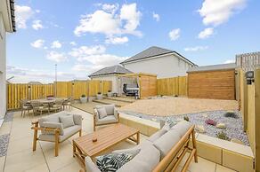 Stylish House in Perth-hot Tub-garden-sleeps 6