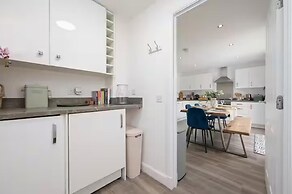 Stylish House in Perth-hot Tub-garden-sleeps 6