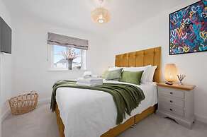 Stylish House in Perth-hot Tub-garden-sleeps 6