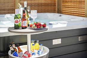 Stylish House in Perth-hot Tub-garden-sleeps 6