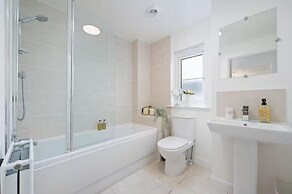 Stylish House in Perth-hot Tub-garden-sleeps 6