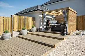 Stylish House in Perth-hot Tub-garden-sleeps 6
