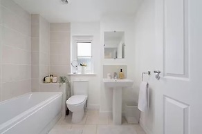 Stylish House in Perth-hot Tub-garden-sleeps 6