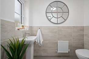 Stylish House in Perth-hot Tub-garden-sleeps 6