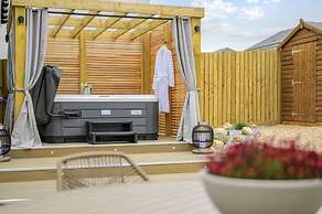 Stylish House in Perth-hot Tub-garden-sleeps 6