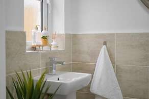 Stylish House in Perth-hot Tub-garden-sleeps 6