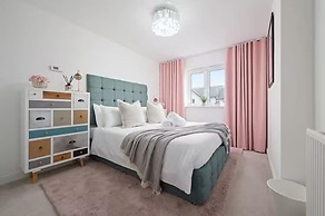 Stylish House in Perth-hot Tub-garden-sleeps 6