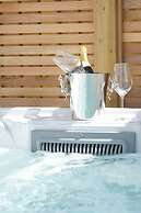 Stylish House in Perth-hot Tub-garden-sleeps 6