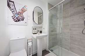 Stylish House in Perth-hot Tub-garden-sleeps 6