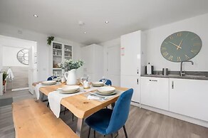 Stylish House in Perth-hot Tub-garden-sleeps 6