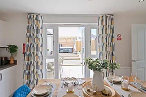 Stylish House in Perth-hot Tub-garden-sleeps 6