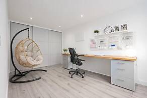 Stylish House in Perth-hot Tub-garden-sleeps 6